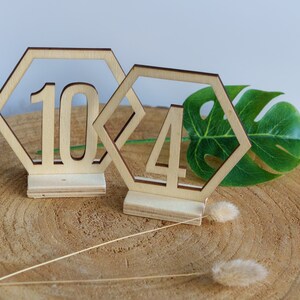 Set mit 15 sechseckigen Tischfiguren aus Holz.