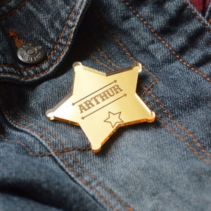 Insignia de Sheriff personalizada de acrílico dorado con estrella. Insignia de sheriff con nombre. Decoración de cumpleaños. Cumpleaños de vaquero. Insignia de sheriff.