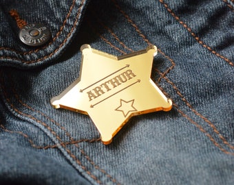 Personalisiertes Sheriff-Stern-Abzeichen aus Acryl in Gold. Sheriff-Abzeichen mit Vornamen. Geburtstagsdekoration. Cowboy-Geburtstag. Sheriff-Abzeichen.