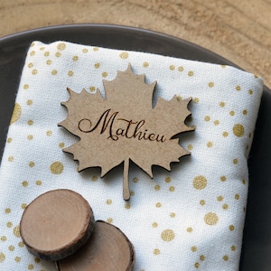 Segnaposto in legno con foglia d'acero. Segnaposto personalizzato per il Ringraziamento. Decorazione della tavola autunnale.