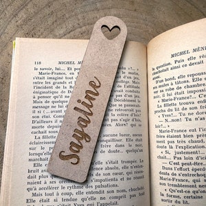 Personalisiertes Herz-Lesezeichen aus Holz. Lesezeichen mit Vornamen. Geschenkbücher. Geschenk der Bibliotheken. Anpassbares Lesezeichen.