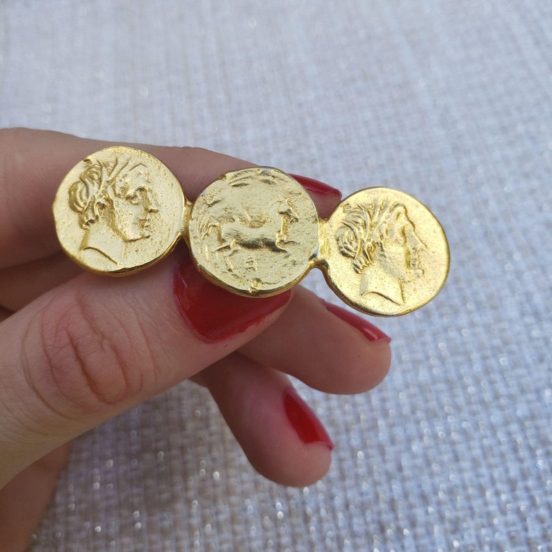 Камеи викторианской эпохи. Брошь монет. Кельтская фибула хантерстоун. Как раздобыть брошь монеты из слоновой. Браслет старинный монетка.