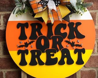 Decoración para colgar en la puerta de Halloween, letrero de "Truco o trato", decoración de caramelos de maíz, decoración para la puerta principal, corona de Halloween para exteriores, decoración para el porche, letrero redondo de madera
