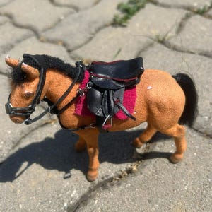 Model horse english tack set with horse