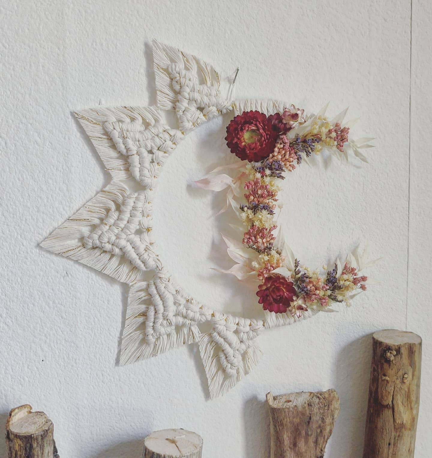 Lune en Macramé et Fleurs Séchées
