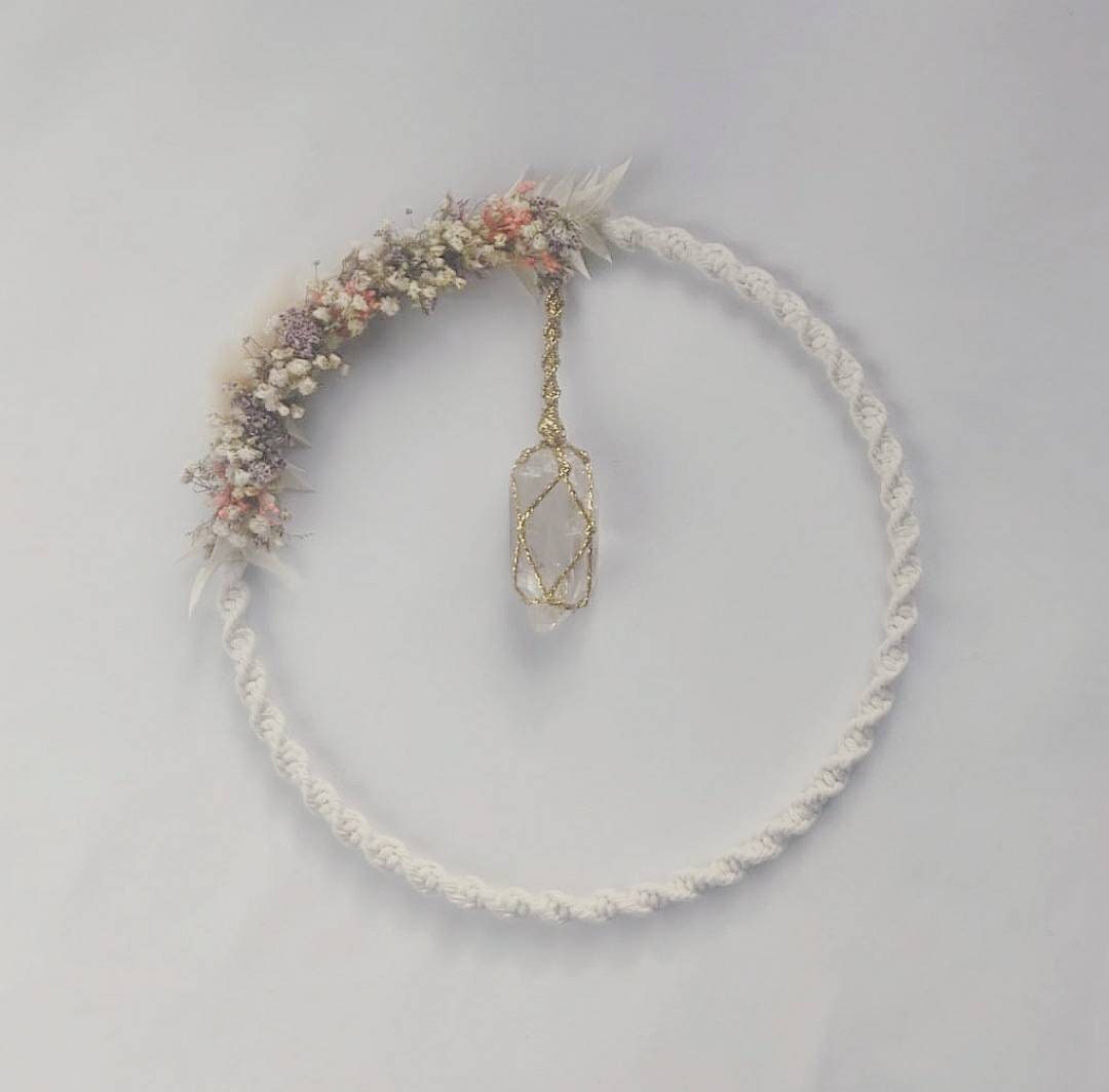 Cerclage en Macramé Fleurs Séchées et Cristal de Roche