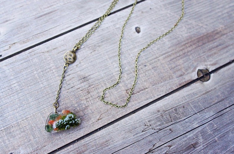 Nephrety Carnelian /& Jade Resin and Brass necklace