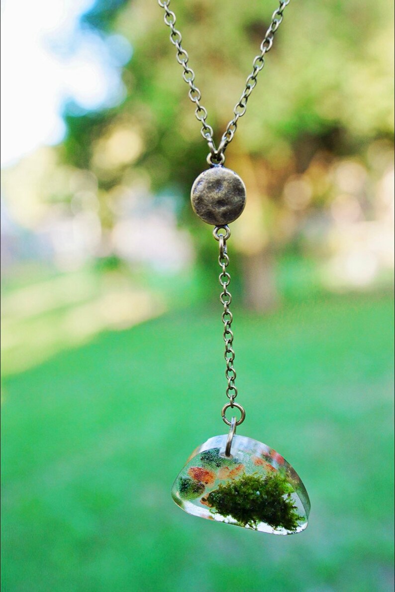 Nephrety Carnelian /& Jade Resin and Brass necklace