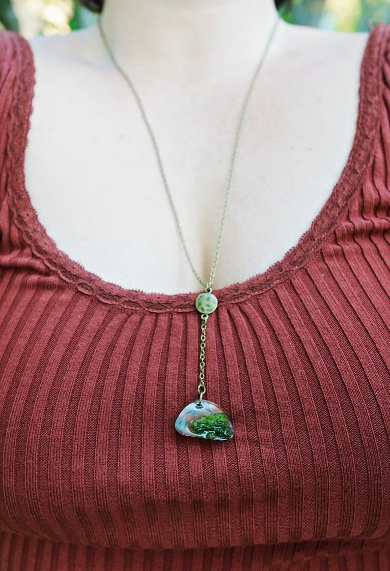 Nephrety Carnelian /& Jade Resin and Brass necklace