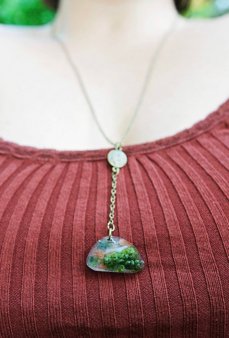 Nephrety Carnelian /& Jade Resin and Brass necklace