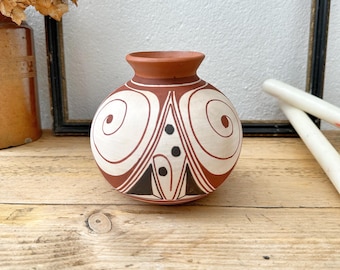 Quibor Lara Venezuela Terracotta Folk Art Vase - Venezuelan Signed Handmade Spiral Art Pot