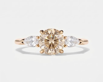 Rundschliff Moissanite Ring Dreistein Moissanite Hochzeit Verlobungsring Pear Akzent Dreistein-Diamant-Ring für Brautabnutzung