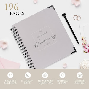Pu&ograve; includere: Un'agenda per matrimoni a spirale grigio chiaro con il testo "The Ultimate Wedding Planner". L'agenda ha 196 pagine e include 8 sezioni a schede, 11 liste di controllo, 120 domande ai fornitori e 90 suggerimenti.