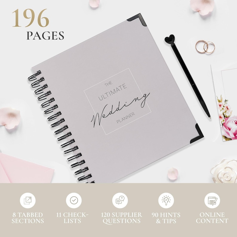 Pu&ograve; includere: Un'agenda per matrimoni a spirale grigio chiaro con il testo "The Ultimate Wedding Planner". L'agenda ha 196 pagine e include 8 sezioni a schede, 11 liste di controllo, 120 domande ai fornitori e 90 suggerimenti.