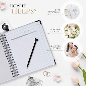 Pu&ograve; includere: Un taccuino per la pianificazione del matrimonio con una penna nera a forma di cuore. Il taccuino &egrave; aperto su una pagina vuota con le parole "WEDDING TO DO LIST". L'immagine include anche fedi nuziali, foto e il testo "HOW IT HELPS?"