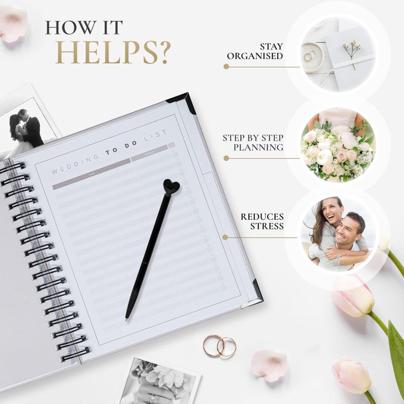 Pu&ograve; includere: Un taccuino per la pianificazione del matrimonio con una penna nera a forma di cuore. Il taccuino &egrave; aperto su una pagina vuota con le parole "WEDDING TO DO LIST". L'immagine include anche fedi nuziali, foto e il testo "HOW IT HELPS?"