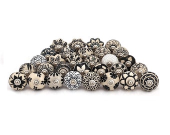 手描きのセラミックキャビネットノブ：黒と白の曼荼羅の花柄