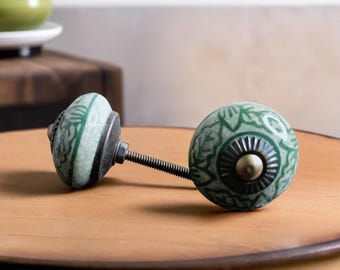 Zielone ceramiczne gałki do szuflad: ręcznie zdobione okucia meblowe w stylu vintage
