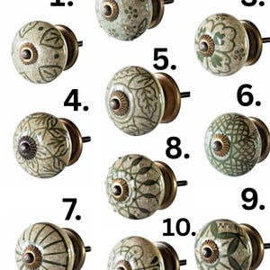 Peut inclure: Collection de dix boutons de meubles en céramique avec divers motifs floraux et géométriques verts et beiges. Chaque bouton a une base et une tige en laiton, offrant une esthétique vintage. Les boutons sont numérotés de 1 à 10.