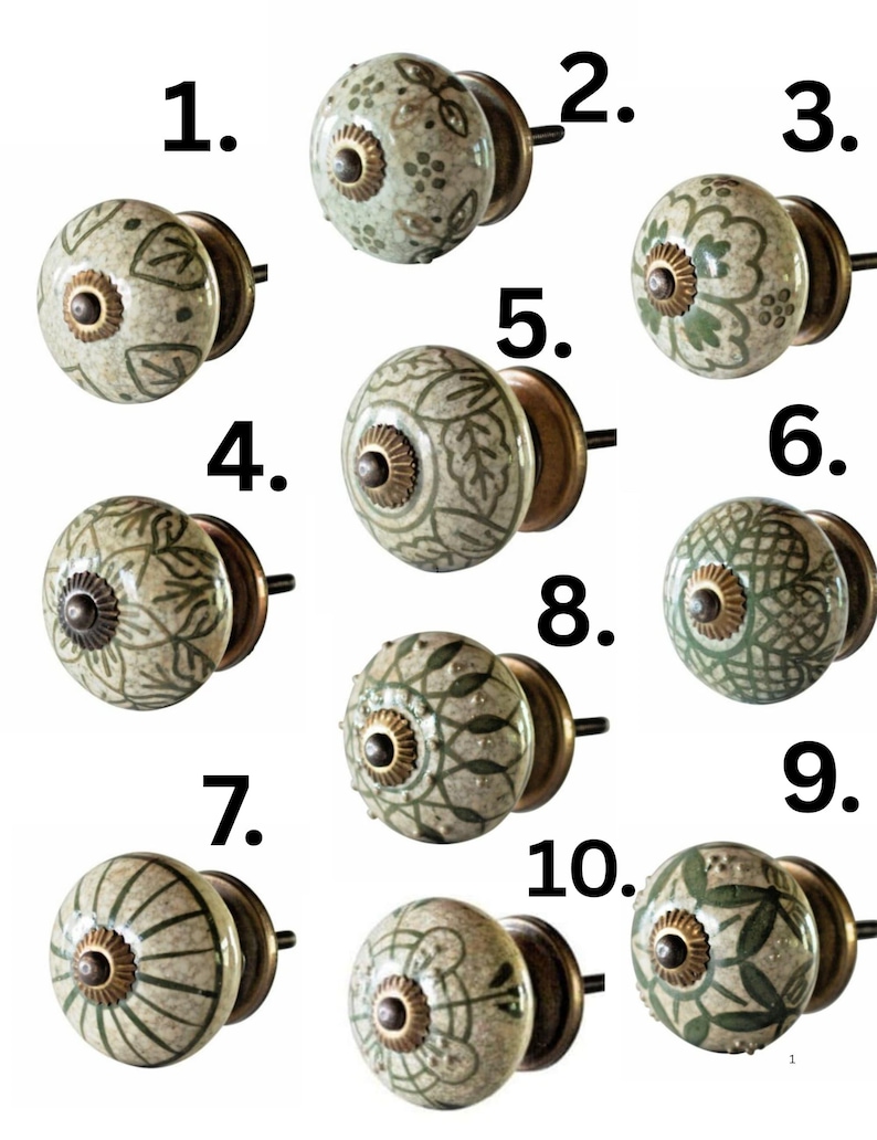 Peut inclure: Collection de dix boutons de meubles en c&eacute;ramique avec divers motifs floraux et g&eacute;om&eacute;triques verts et beiges. Chaque bouton a une base et une tige en laiton, offrant une esth&eacute;tique vintage. Les boutons sont num&eacute;rot&eacute;s de 1 &agrave; 10.