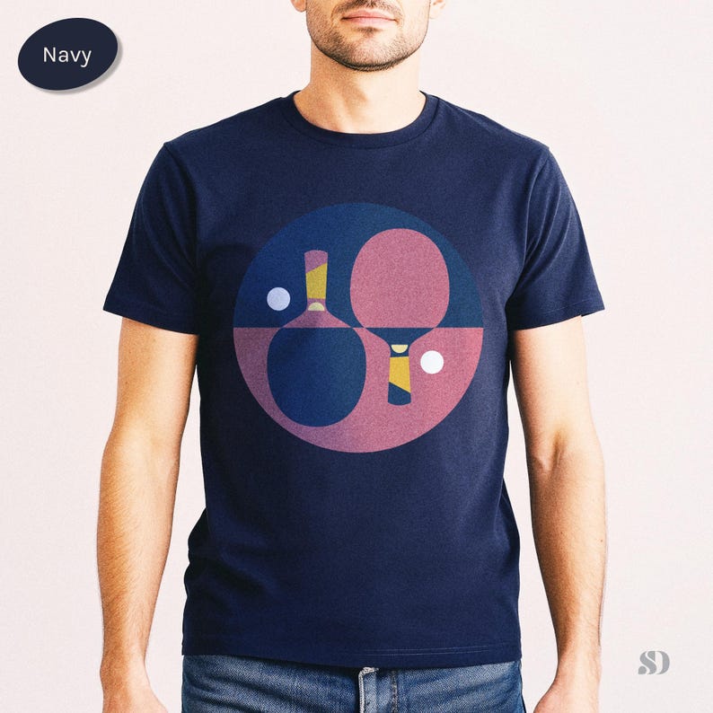 K&ouml;nnte beinhalten: Ein Set aus drei Keramikbechern mit einer gesprenkelten, cremefarbenen Glasur. Jeder Becher hat ein anderes handgemaltes Design: ein blaues und gr&uuml;nes Blatt, eine gelbe Blume und eine rote Beere. Die Becher haben ein schlichtes, modernes Design.