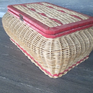 Wicker basket with lid,Distressed basket, Handmade basket, Storage basket, Treasures basket, Vintage home decor, Wicker box, Lidded basket