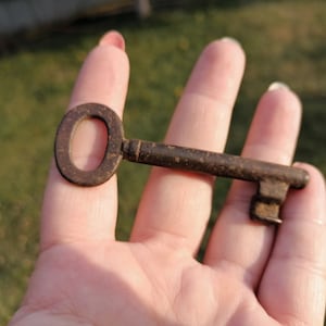 Big Iron Skeleton Key, Old Metal Key, Key Collection, Primitive Key, Vintage Key, Antique Key, Rusty Skeleton Key, Vintage Oval Metal Key