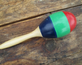 Maracas vintage pintadas a mano con mango de madera. Instrumento de percusión.
