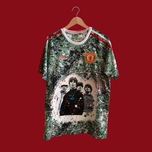 Maglia Manchester United x Stone Roses dipinta a mano y cartel