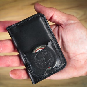 Monedero de cuero personalizado para tarjetas de presentación con monedas de desafío. Personalización disponible