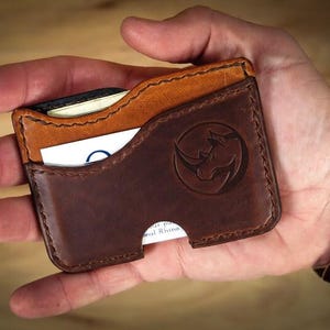 Billetera Lewis de cuero minimalista personalizada con bolsillo frontal, protección RFID y personalización disponible