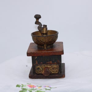 Antique Coffee Grinder Miniature Daisy Coffee Grinder, Salesman Sample, Cast Iron And Wood,  Free Priority Shipping