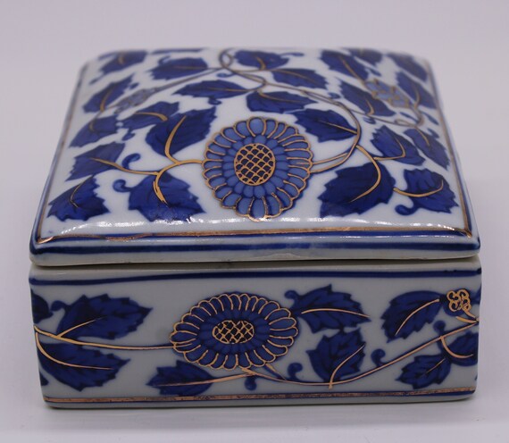 Vintage Porcelain Asian Vanity/Dresser Box, Lidde… - image 3