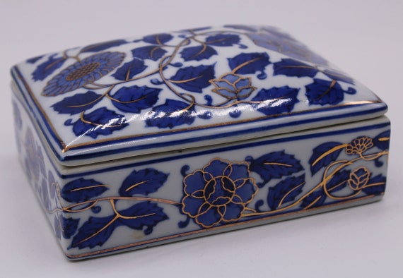 Vintage Porcelain Asian Vanity/Dresser Box, Lidde… - image 2
