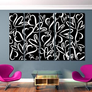 Puede incluir: Un conjunto de cinco piezas de arte de pared de lienzo con un dise&ntilde;o abstracto en blanco y negro de corazones. Los corazones est&aacute;n dibujados a mano alzada y est&aacute;n dispuestos en un patr&oacute;n repetitivo.