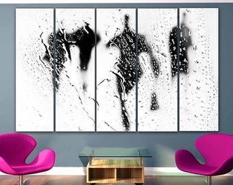 Könnte beinhalten: Ein abstrakter Kunstdruck in Schwarzweiß, der Silhouetten von Menschen durch ein regenbeflecktes Fenster zeigt. Der Druck ist in fünf Paneele unterteilt, was einen modernen und zeitgenössischen Look erzeugt.