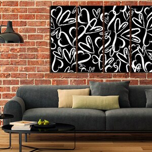 Puede incluir: Una impresi&oacute;n de arte de pared de lienzo en blanco y negro con un patr&oacute;n de corazones blancos sobre un fondo negro. La impresi&oacute;n est&aacute; dividida en cuatro paneles.