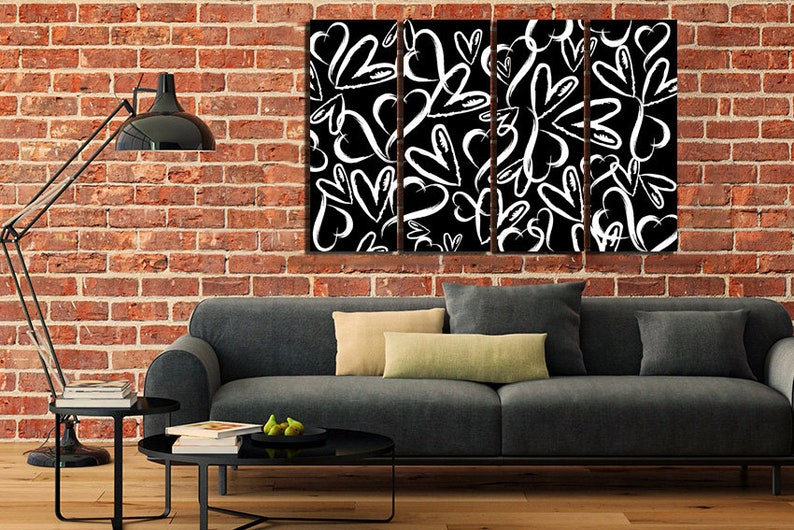 Puede incluir: Una impresi&oacute;n de arte de pared de lienzo en blanco y negro con un patr&oacute;n de corazones blancos sobre un fondo negro. La impresi&oacute;n est&aacute; dividida en cuatro paneles.