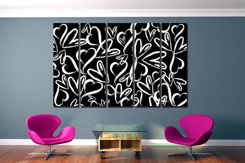 Puede incluir: Un conjunto de cinco piezas de arte de pared de lienzo con un dise&ntilde;o abstracto en blanco y negro de corazones. Los corazones est&aacute;n dibujados a mano alzada y est&aacute;n dispuestos en un patr&oacute;n repetitivo.