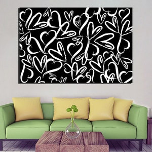 Puede incluir: Impresi&oacute;n de arte abstracto en blanco y negro con un patr&oacute;n de corazones blancos sobre un fondo negro.