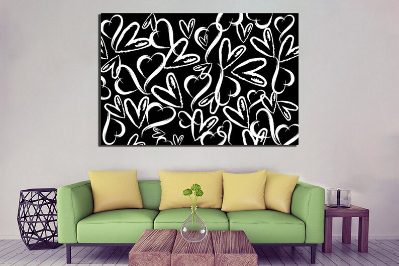 Puede incluir: Impresi&oacute;n de arte abstracto en blanco y negro con un patr&oacute;n de corazones blancos sobre un fondo negro.