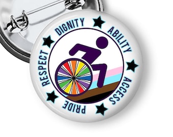Puede incluir: Un botón circular con alfiler que presenta la silueta morada de una persona en silla de ruedas con una rueda de colores del arcoíris. El diseño incluye las palabras DIGNITY, ABILITY, ACCESS, PRIDE y RESPECT en azul, separadas por estrellas negras.