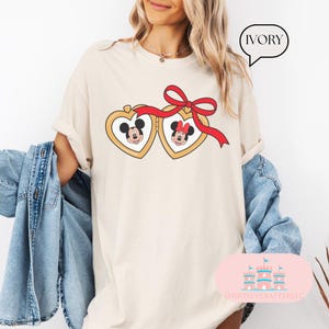 Maglietta Comfort Color® Locket, maglietta con fiocco con medaglione carino, maglietta Minnie Mickey Lover, magliette per adulti carine Disneyworld, maglietta Mickey Coquette