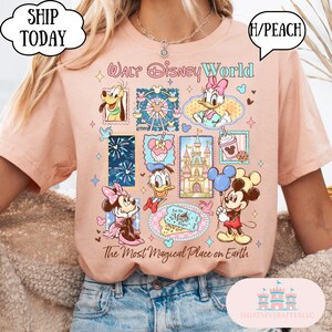 Puede incluir: Camiseta color melocot&oacute;n con un dise&ntilde;o colorido de Walt Disney World. El gr&aacute;fico incluye varios personajes de Disney, un castillo y el texto "The Most Magical Place on Earth". La camiseta tiene mangas cortas y cuello redondo.