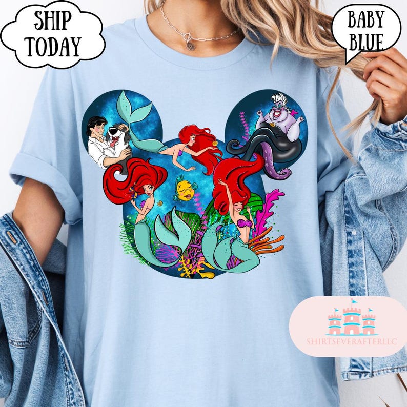 Puede incluir: Camiseta de manga larga azul beb&eacute; con un gr&aacute;fico de Ariel y otros personajes de La Sirenita, dispuestos en una silueta de Mickey Mouse. La camiseta tiene las palabras "Ship Today" y "Baby Blue" impresas.