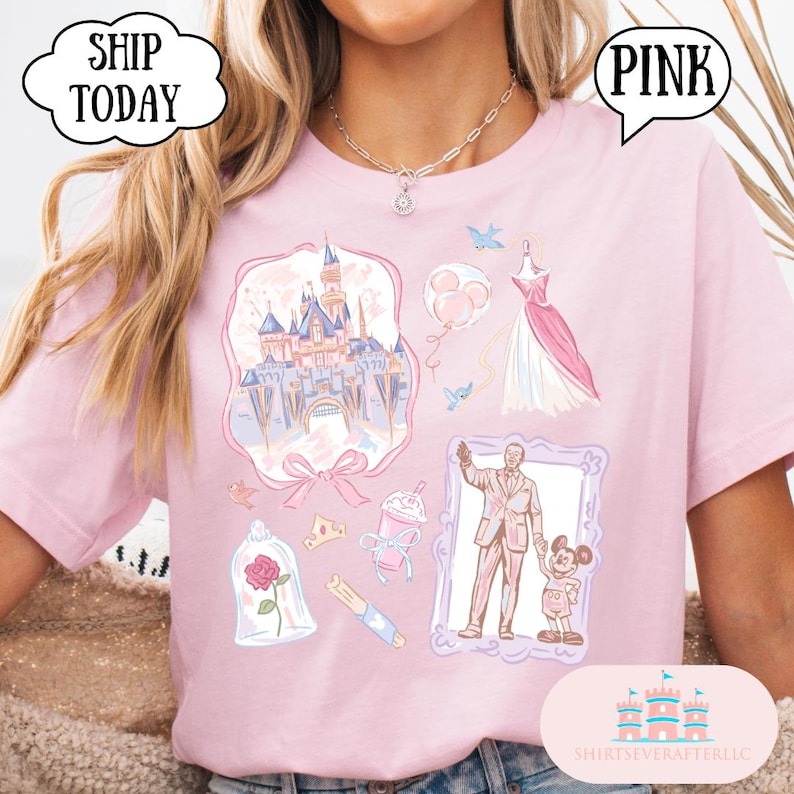 Op de afbeelding: Roze T-shirt met Disney-thema illustraties, waaronder een kasteel, jurk en personages. Het shirt heeft het woord "PINK" in een tekstballon en de woorden "SHIP TODAY" in een wolk-vormige ballon.