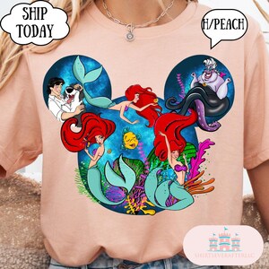 Puede incluir: Camiseta color melocot&oacute;n con un gr&aacute;fico de los personajes de La Sirenita de Disney dispuestos en forma de cabeza de Mickey Mouse. El dise&ntilde;o incluye a Ariel, el Pr&iacute;ncipe Eric, Flounder y Ursula. Las burbujas de texto dicen "SHIP TODAY" y "H/PEACH".