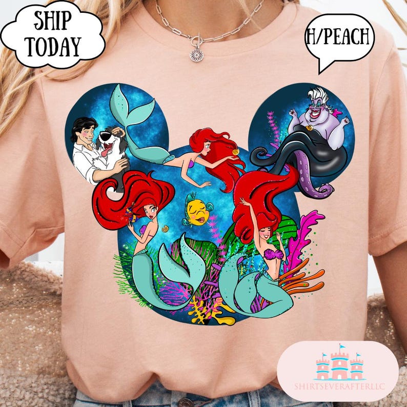 Puede incluir: Camiseta color melocot&oacute;n con un gr&aacute;fico de los personajes de La Sirenita de Disney dispuestos en forma de cabeza de Mickey Mouse. El dise&ntilde;o incluye a Ariel, el Pr&iacute;ncipe Eric, Flounder y Ursula. Las burbujas de texto dicen "SHIP TODAY" y "H/PEACH".