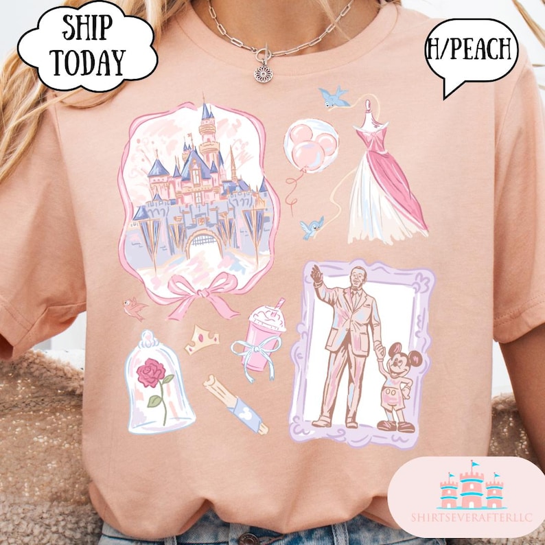 Op de afbeelding: Perzikkleurig T-shirt met diverse illustraties, waaronder een kasteel, jurk, ballonnen en een ingelijste afbeelding van een man met Mickey Mouse. Het shirt heeft ook de tekst "SHIP TODAY" en "H/PEACH".