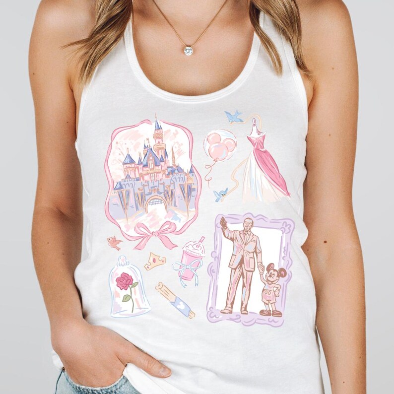 Op de afbeelding: Witte tanktop met diverse pastelkleurige illustraties, waaronder een kasteel, een jurk, ballonnen en een ingelijste afbeelding van een man en een muis. Andere illustraties zijn een roos, een kroon en een drankje.
